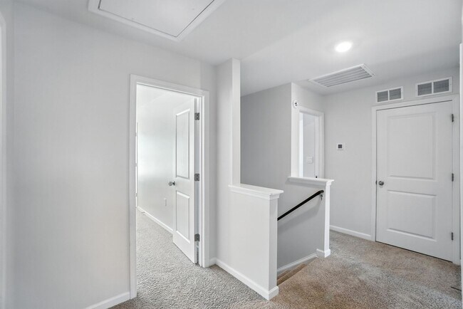 Building Photo - Stunning home, Move-in Ready!