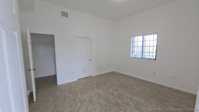 Building Photo - 2801 Riverside Dr