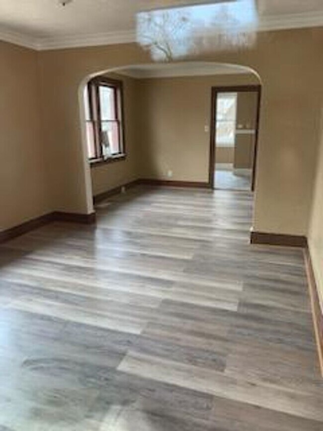 Building Photo - Adorable 3 Bedroom Home