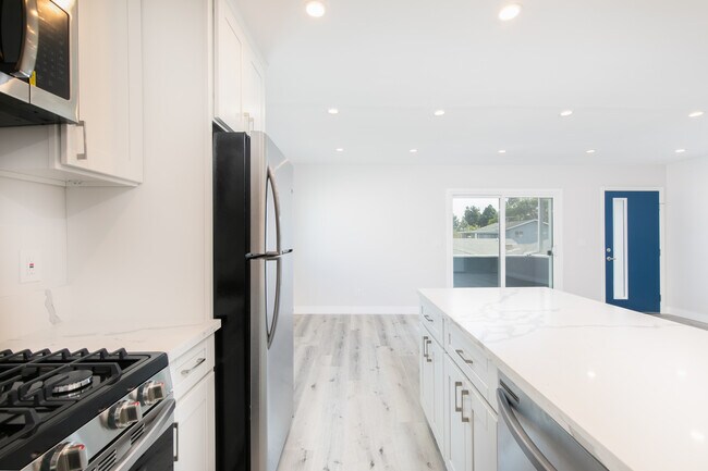 Building Photo - 3872 Bentley Ave