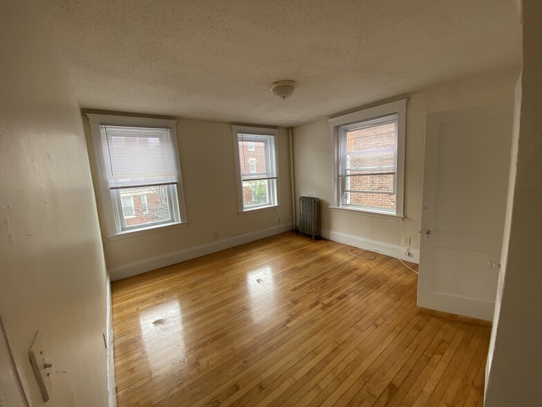 Primary Photo - 10 Barrows St