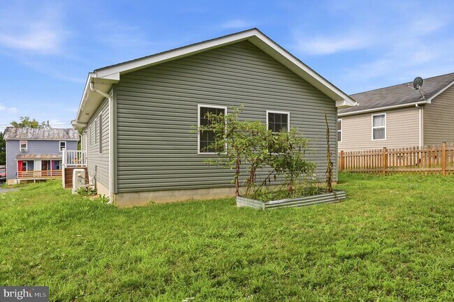 Building Photo - 640 Jenkins Ln