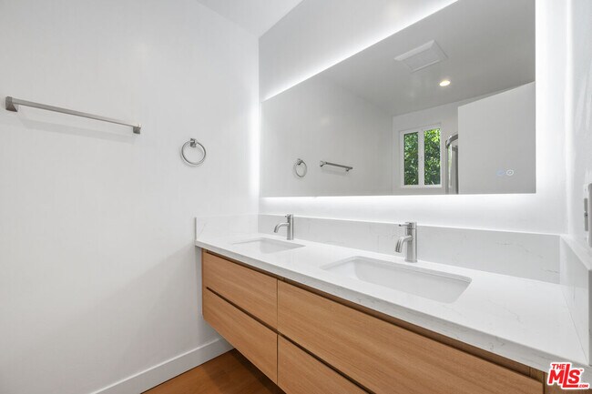 Building Photo - 833 5th St