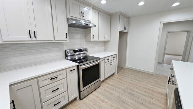 Building Photo - 741 S Glen Ln