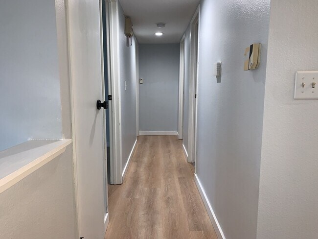 Building Photo - Spacious 3 Bed 2.5 bath Kent Split-Level home