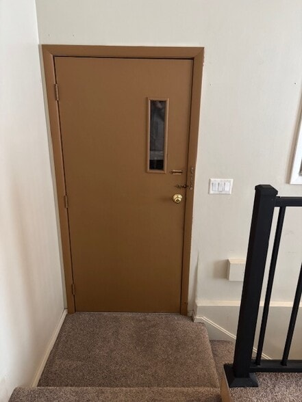 Door to garage - 210 Lox Ct