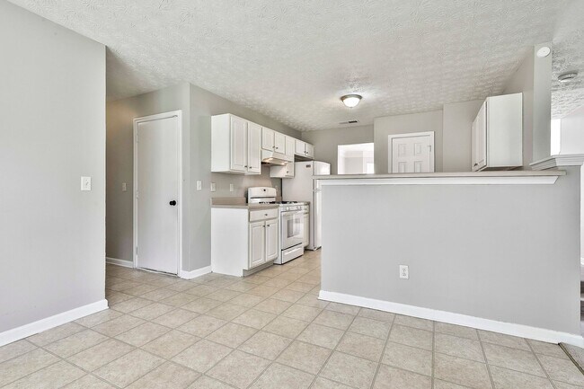 Building Photo - 4BR Home with Lake View in Swim Tennis Community
