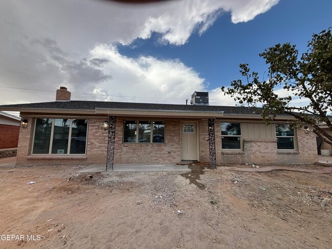 Building Photo - 10129 Saigon Dr