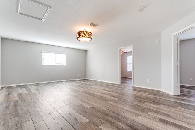 Building Photo - Beautiful - Renovated - Open Floor Plan - ...