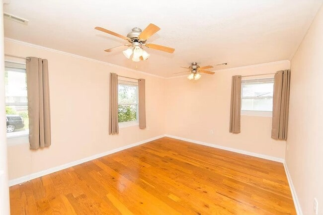 Building Photo - Garage & Yard