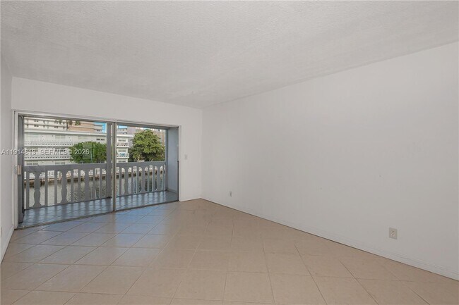 Building Photo - 440 Paradise Isle Blvd