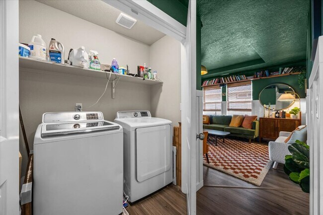 Building Photo - Perfect Location 3 Bed 2 Bath Home with SO...