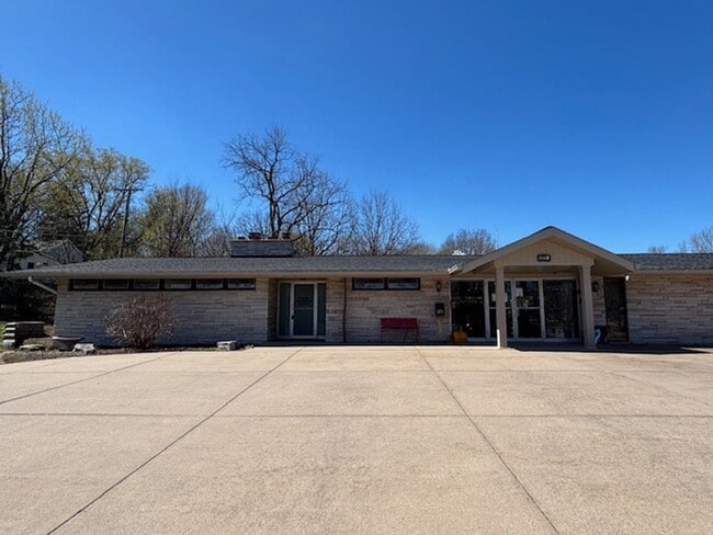 Building Photo - Available NOW! Gorgeous 3BR/2 BA Unit in Hastings!