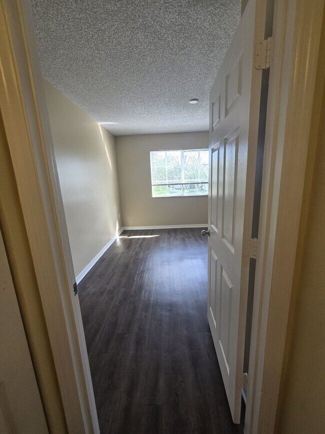 Building Photo - RESORT STYLE, BEAUTIFUL 2 BEDROOM AND 2 BATHROOMS ON THE TOP FLOOR