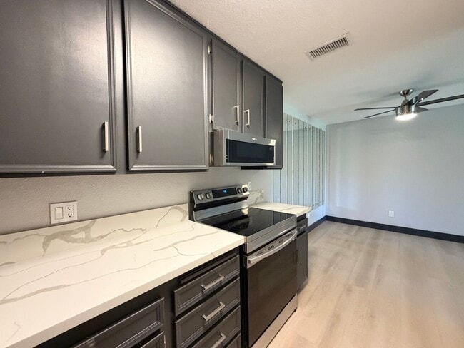 Building Photo - AVAILABLE NOW!! GORGEOUS 1 Bedroom 1 Bathroom - First Floor Condo in Palm Springs!!