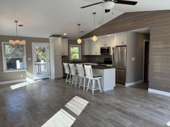 Building Photo - Beautiful home in Emerald Isle.