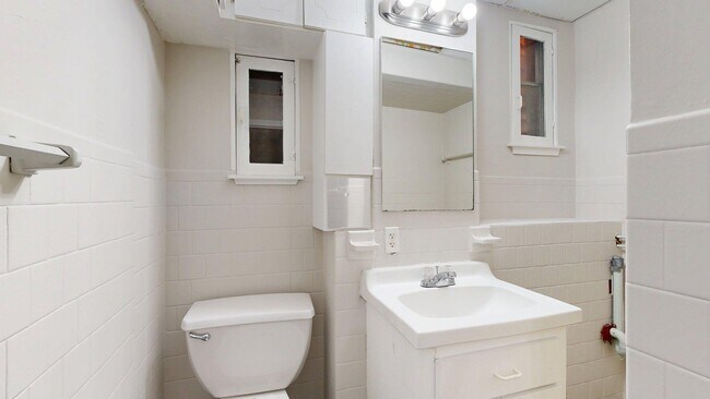 Building Photo - 137 Chelsea St