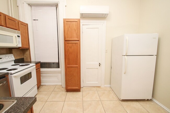 Building Photo - Spacious Bilevel 1 BR, 1.5 BA & More!*Avai...
