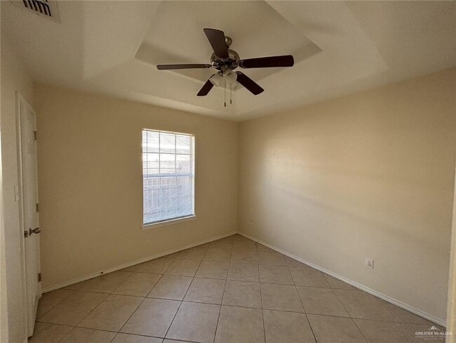 Building Photo - 206 W Albatross Ave