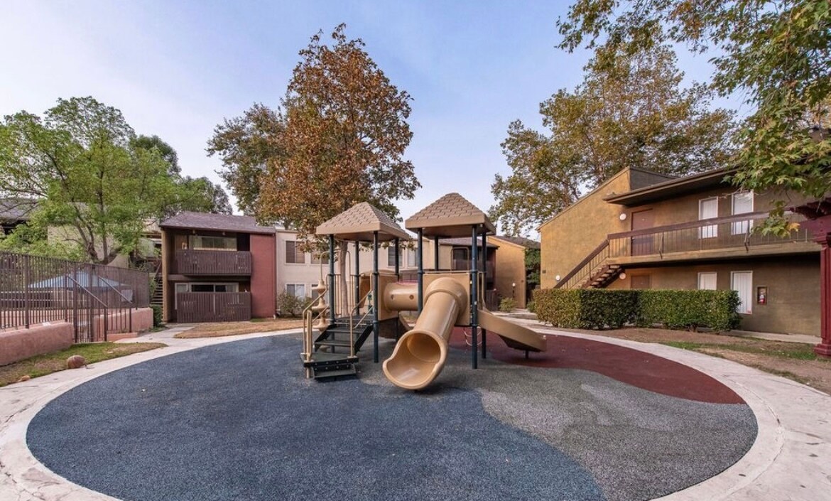 Building Photo - 18350 Hatteras St