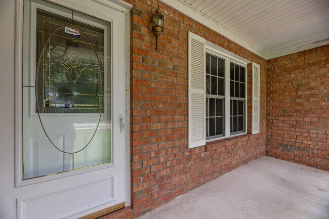Building Photo - 506 River Rd