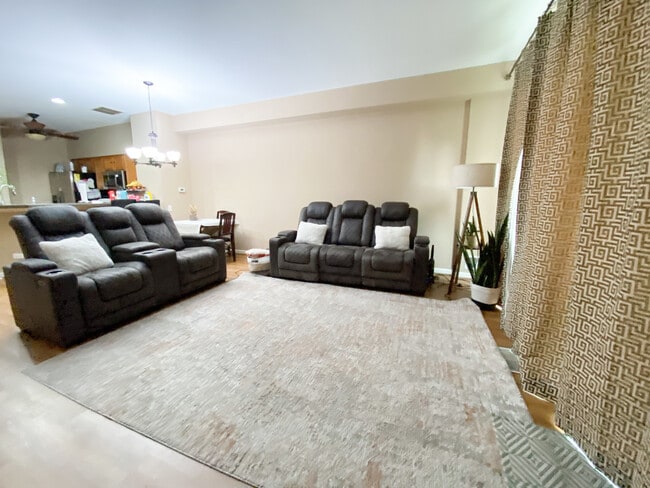 Building Photo - 2927 Stonewater Dr