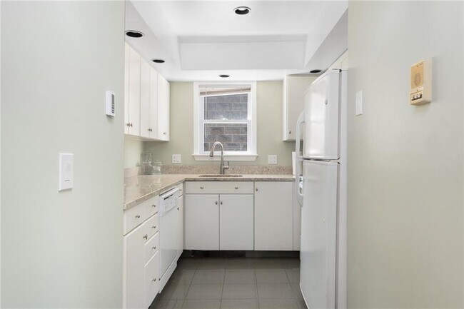 Building Photo - 492 Thames St