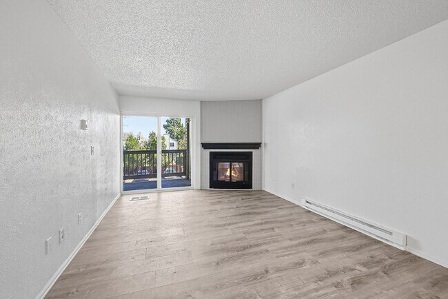 Building Photo - $1,470.95 - 2 Bed, 1 Bath Condo in Aurora with In Unit Laundry!