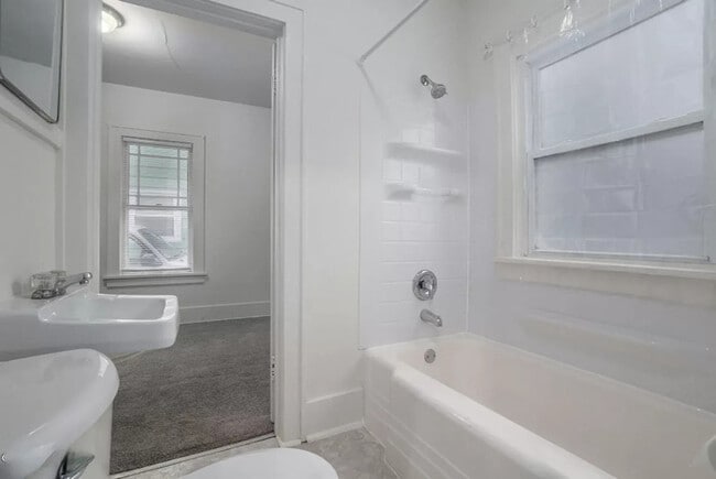 Building Photo - $1450- 2 Bedroom home, Renovated, NEW PICT...