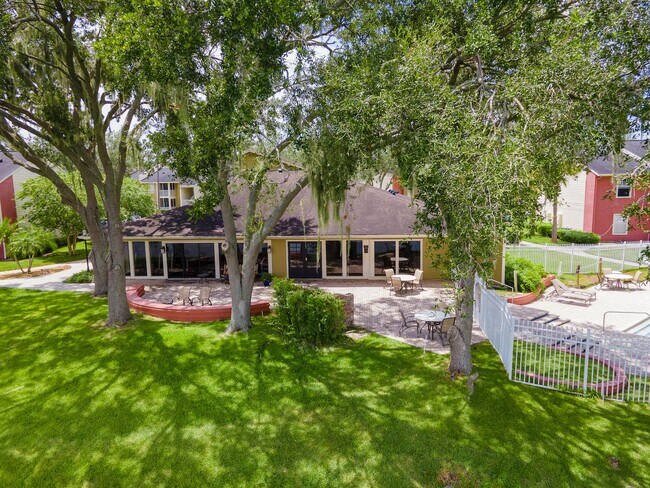 Building Photo - Remodeled Ground Floor 1 Bedroom 1 Bath Fo...