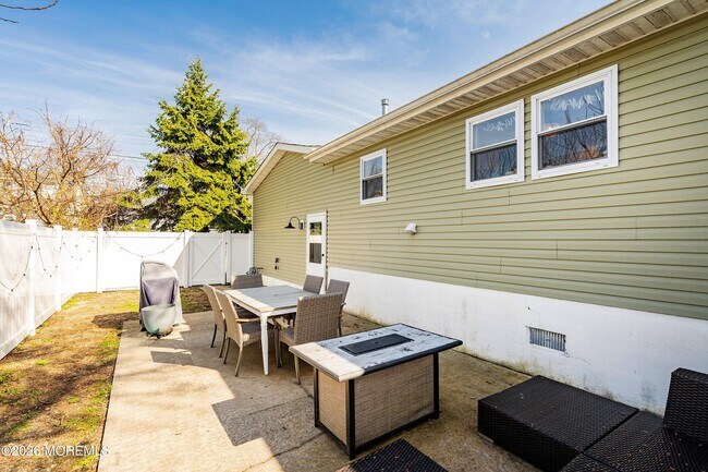 Building Photo - 616 Newport Ave