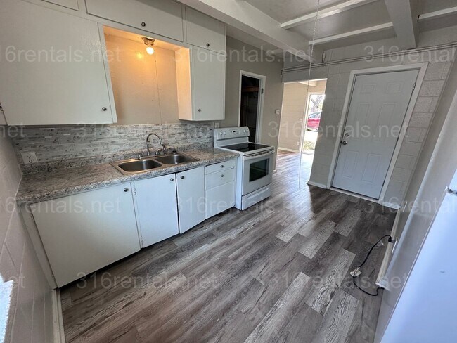 Building Photo - $575 - 1 bed 1 bath - Duplex located in th...