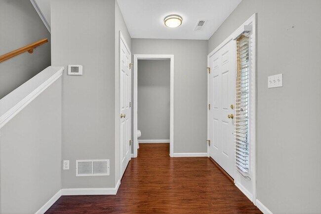 Building Photo - Spacious 3BR Townhome Across From Neighbor...