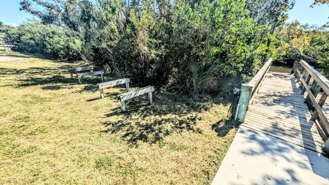 Building Photo - Seasonal/short term 2/2 vacation condo close to Anna Maria