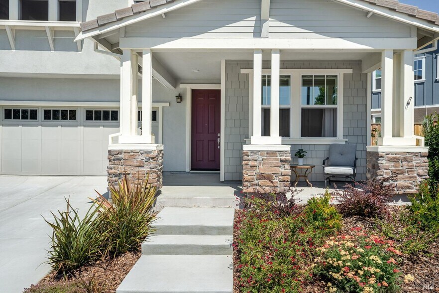 Front portico - 1429 Brody Bird Ln