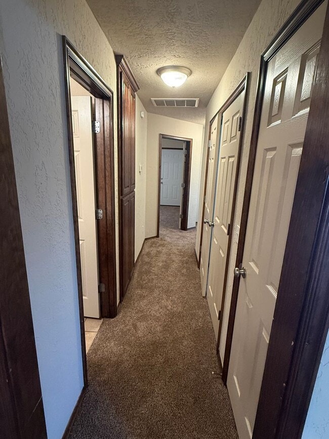 Building Photo - 3 bed duplex. New carpet, great kitchen Island and a fenced backyard in Moore schools!