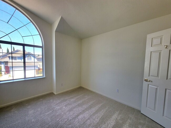 Building Photo - Lovely and Spacious 4-bedroom Beauty in De...