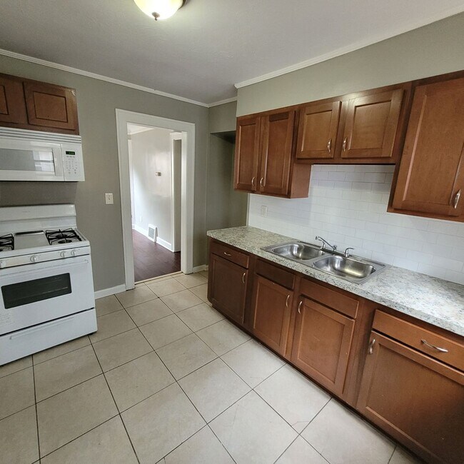 Building Photo - 2624 Portman Ave