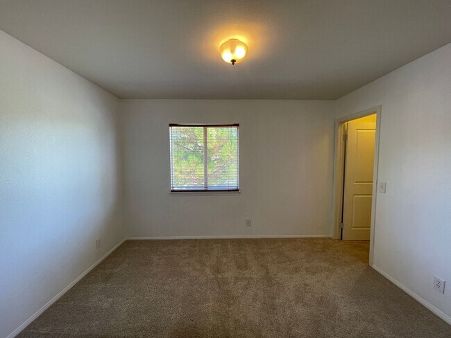 Building Photo - Available Now Palmdale 4 Bedroom + 3 Bathr...