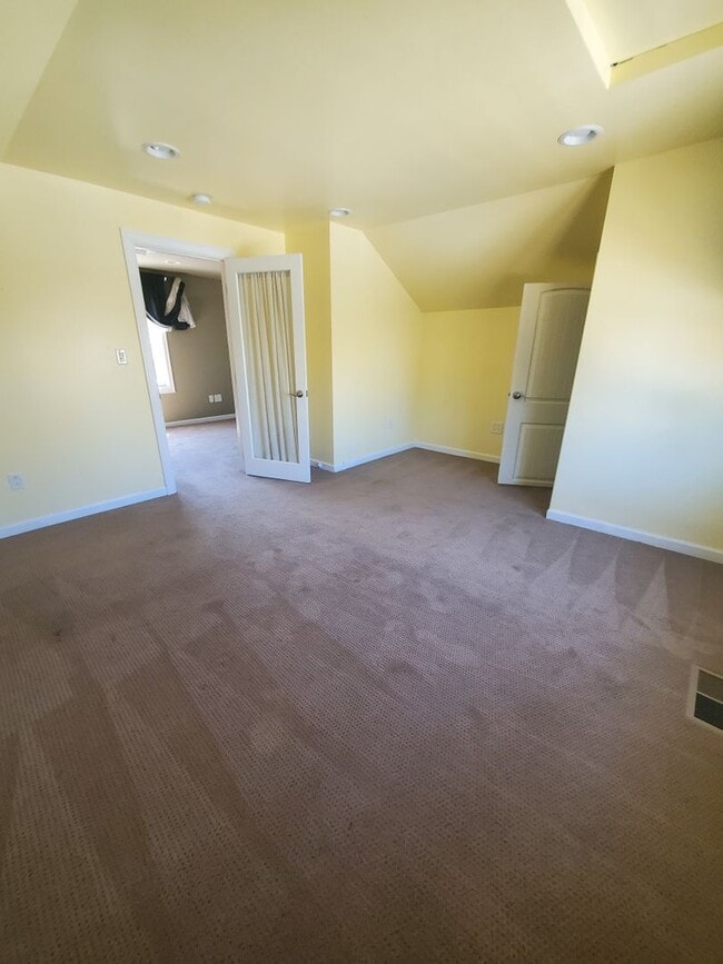Building Photo - Classic 4 Bedroom Tudor in Desirable Maple...