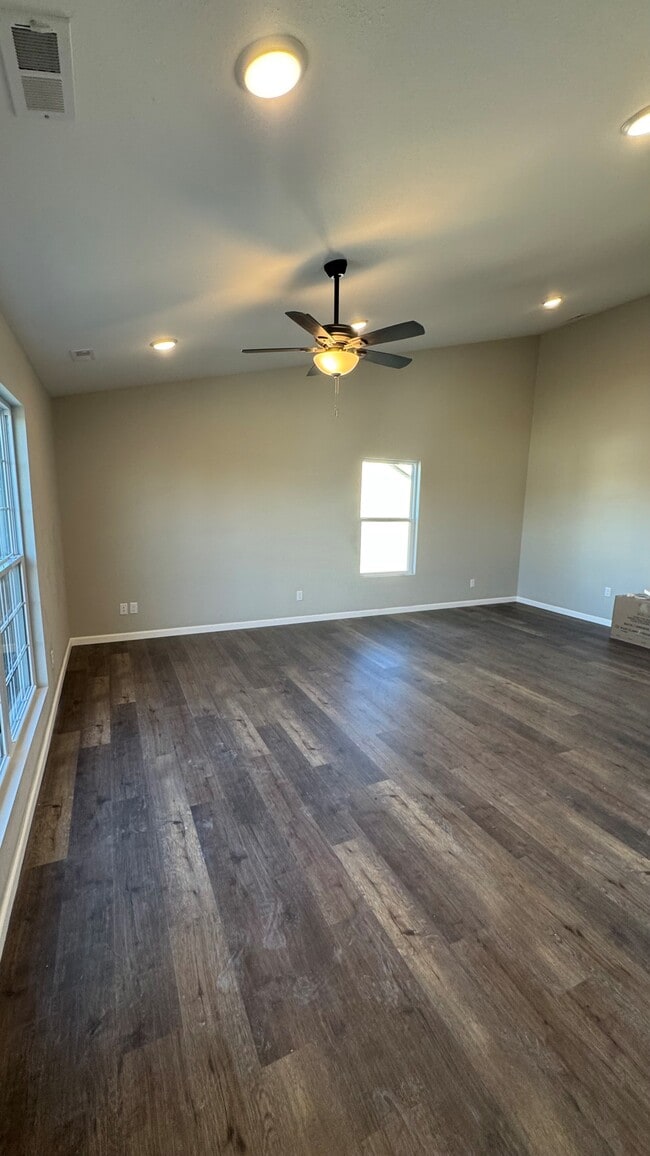 Building Photo - 700 Harbor Woods Dr