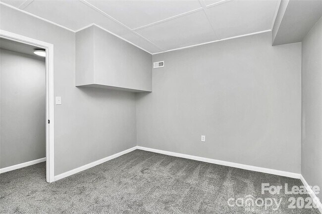 Building Photo - 526 Julia Ave