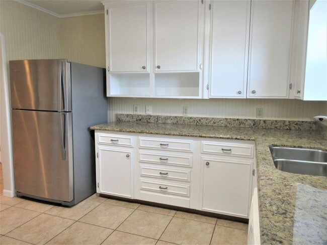 Building Photo - Adorable 2-bedroom/1-bath Duplex in Rosedale