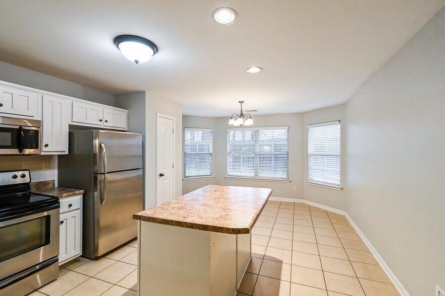 Building Photo - 5690 Bedford Loop W