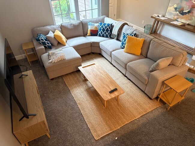 Building Photo - 3 bedroom fully furnished home, Pet Friend...