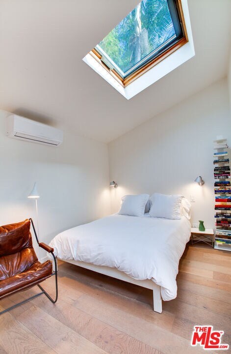 Building Photo - 927 1/2 Victoria Ave