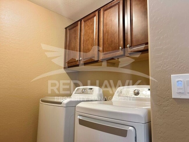 Building Photo - 850 S Henry Ln