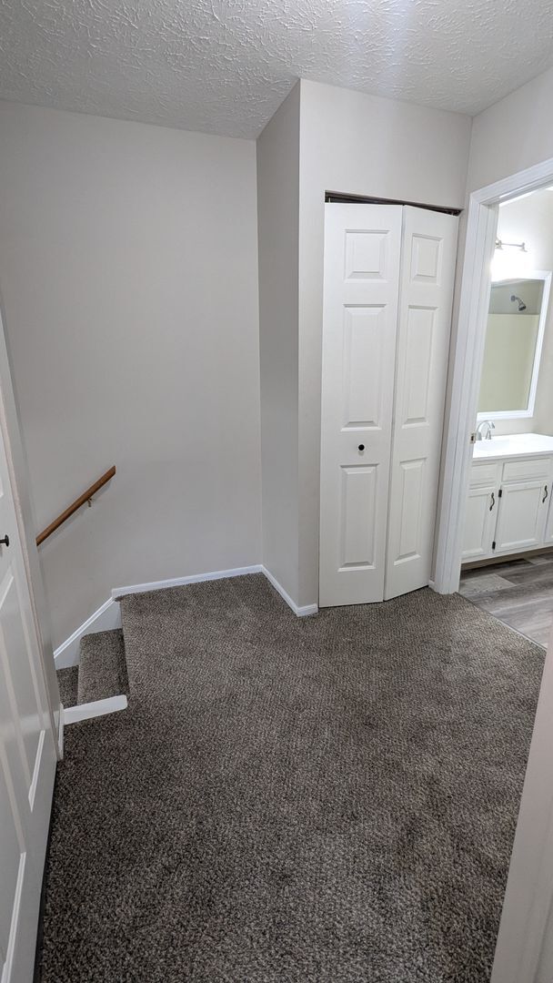 Building Photo - 873 Kerns Dr NE