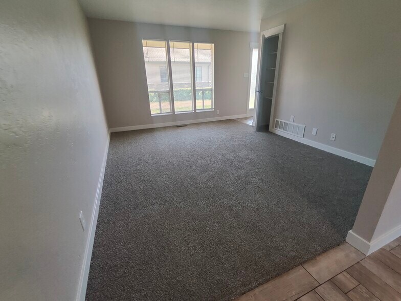 Building Photo - 177 S 200 W