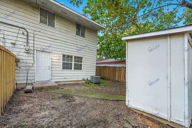 Building Photo - 616 Moore St